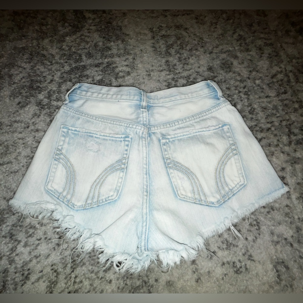 Hollister High Rise Light Wash Ripped Denim Shorts Women’s Size: 0 / 25